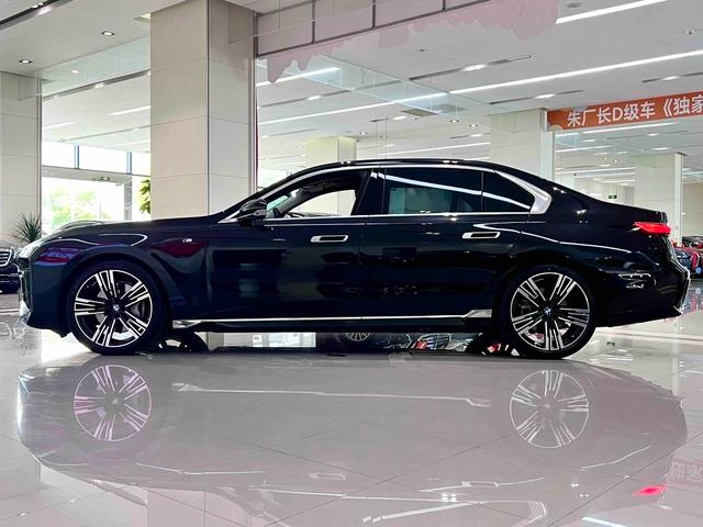 BMW 7 Series 2023 740Li Leading Type M Sports suit exterior photo 3