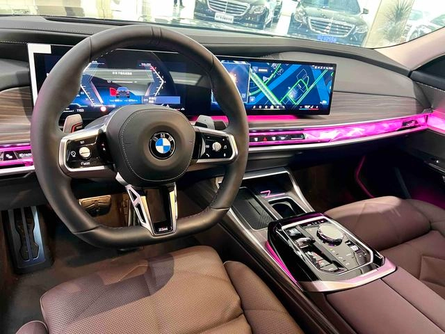 BMW 7 Series 2023 740Li Leading Type M Sports suit exterior photo 4
