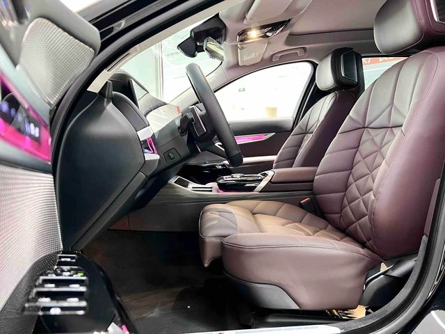BMW 7 Series 2023 740Li Leading Type M Sports suit interior photo 7
