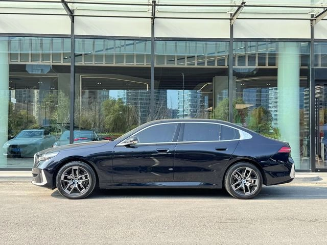 BMW 5 Series 2024 530Li Leading Type Luxury Set exterior photo 2