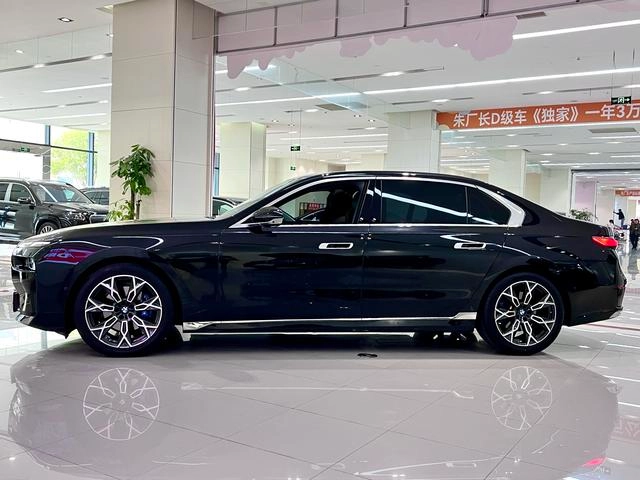 BMW 7 Series 2023 735Li Luxury Set exterior photo 3