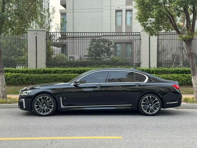 BMW 7 Series 2021 740Li Leading Type M Sports suit exterior photo 3