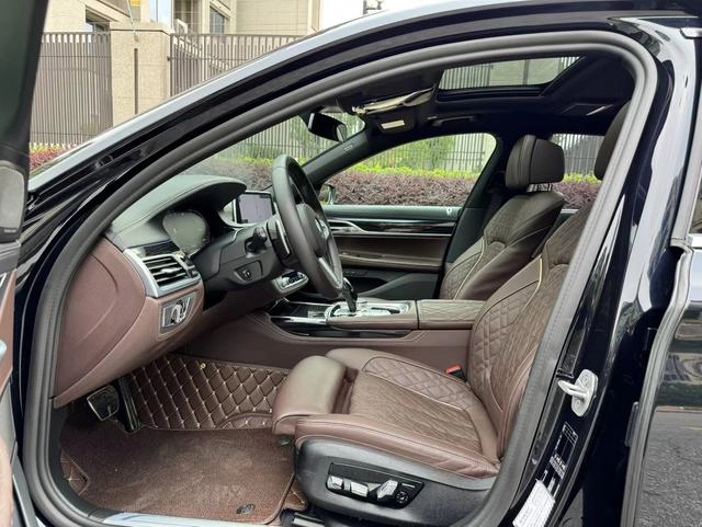 BMW 7 Series 2021 740Li Leading Type M Sports suit exterior photo 4