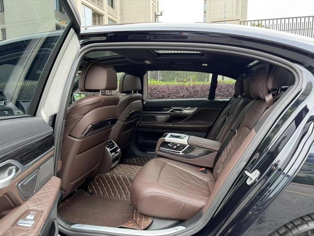BMW 7 Series 2021 740Li Leading Type M Sports suit exterior photo 5