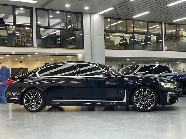 BMW 7 Series 2021 740Li Leading Type M Sports suit exterior photo 4