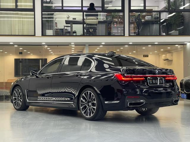 BMW 7 Series 2021 740Li Leading Type M Sports suit exterior photo 7