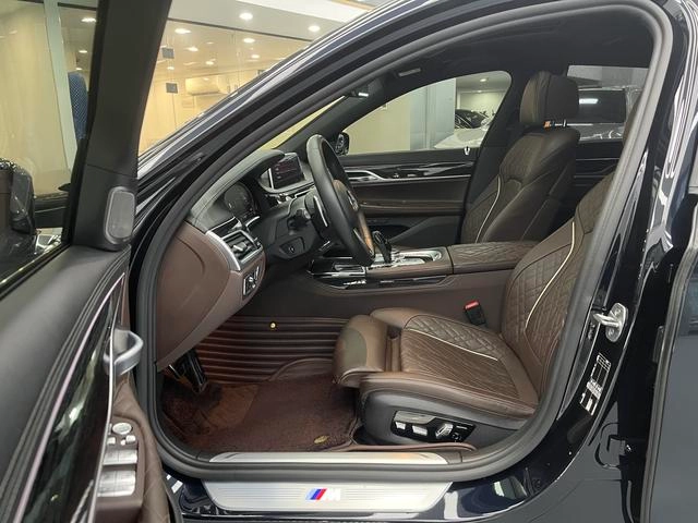 BMW 7 Series 2021 740Li Leading Type M Sports suit exterior photo 8