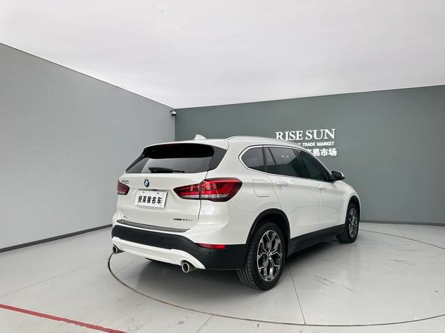 BMW X1 2022 sDrive25Li Лидирующий интерьер фото 9