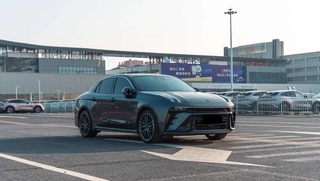 LYNK & CO 03 2025 2.0TD DCT Чемпионская версия Pro экстерьер фото 2