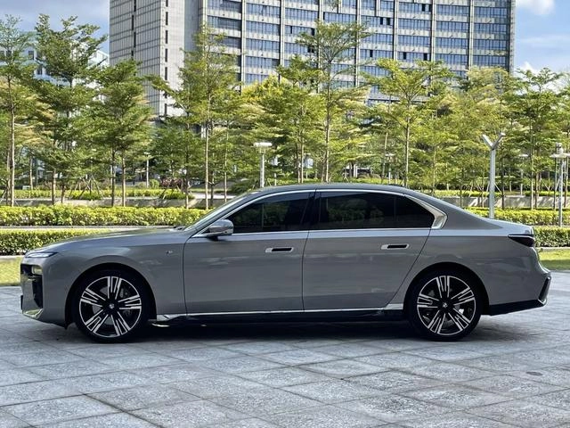 BMW 7 Series 2023 740Li Leading Type M Sports suit exterior photo 4
