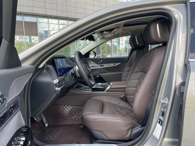BMW 7 Series 2023 740Li Leading Type M Sports suit exterior photo 5