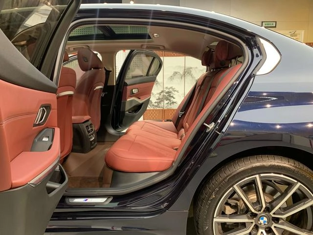 BMW 3 Series 2025 325Li M Conjunto deportivo interior foto 15