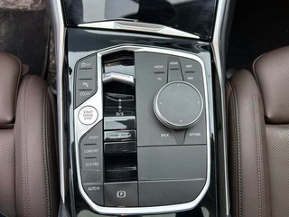 BMW 3 Series 2023 320Li M Спортивный костюм интерьер фото 14