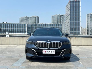 BMW 5 Series 2025 530Li Leader M Ensemble de sport extérieur photo 2