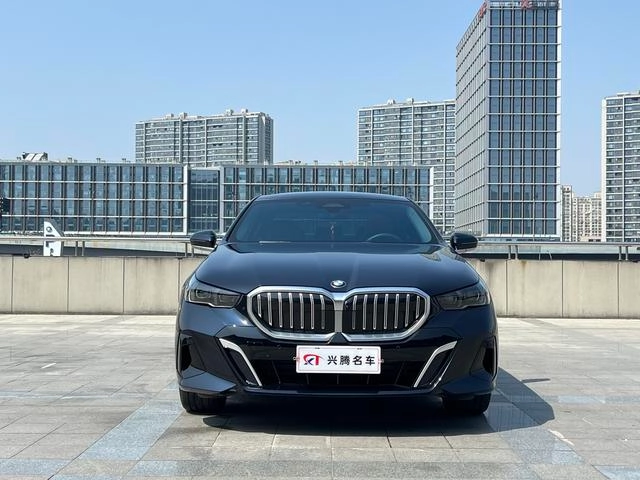 BMW 5 Series 2025 530Li Leader M Ensemble de sport extérieur photo 2