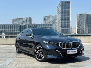 BMW 5 Series 2025 530Li Leader M Ensemble de sport extérieur photo 3