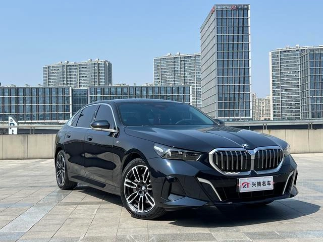 BMW 5 Series 2025 530Li Leader M Ensemble de sport extérieur photo 3