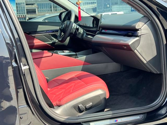 BMW 5 Series 2025 530Li Leader M Ensemble de sport extérieur photo 8