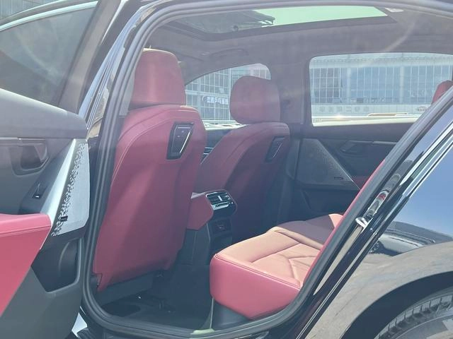 BMW 5 Series 2025 530Li Leader M Ensemble de sport extérieur photo 9