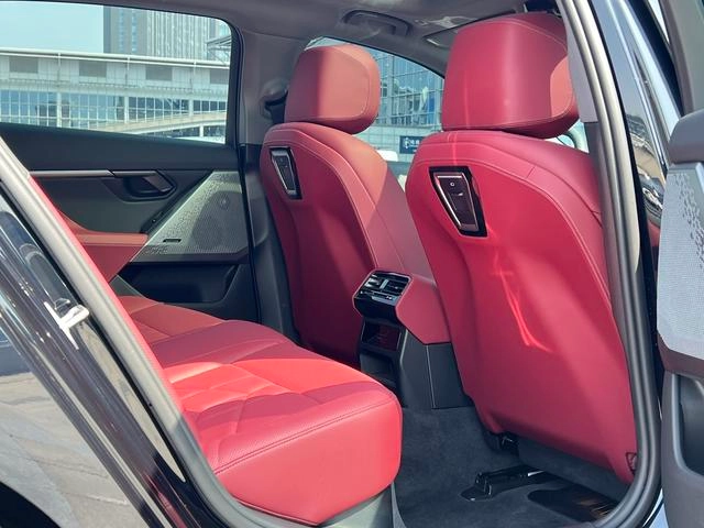 BMW 5 Series 2025 530Li Leader M Ensemble de sport intérieur photo 10