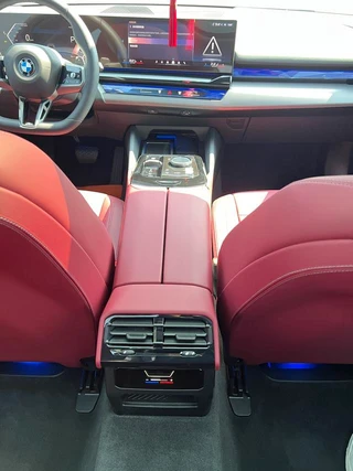 BMW 5 Series 2025 530Li Leader M Ensemble de sport intérieur photo 11