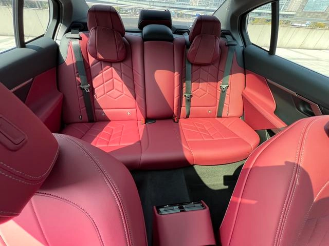 BMW 5 Series 2025 530Li Leader M Ensemble de sport intérieur photo 13