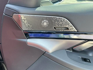 BMW 5 Series 2025 530Li Leader M Ensemble de sport intérieur photo 14