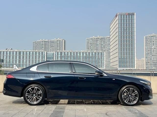 BMW 5 Series 2025 530Li Leader M Ensemble de sport intérieur photo 15
