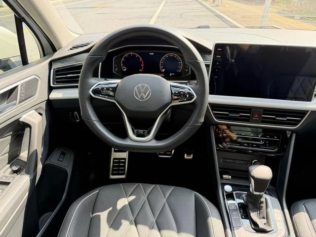 Volkswagen Tiguan L 2022 330TSI Transmission automatique à deux roues motrices R-Line Version de plus en plus intérieur photo 6