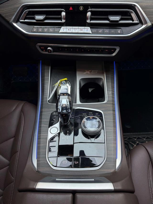BMW X5 2022 xDrive 40Li M Ensemble de sport intérieur photo 16