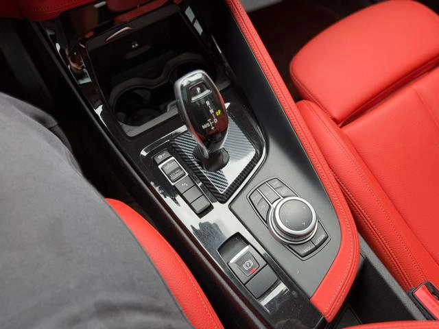 BMW X2 2022 sDrive25i M Off-road suit interior photo 15