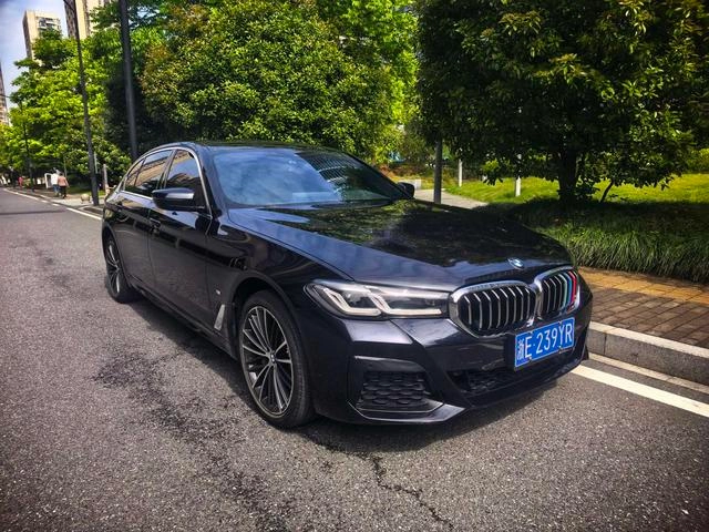 BMW 5 Series 2023 530Li Leading Type M Sports suit exterior photo 3