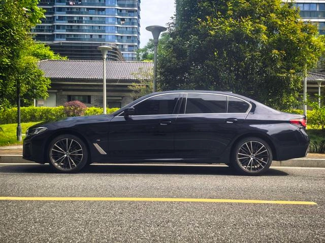 BMW 5 Series 2023 530Li Leading Type M Sports suit exterior photo 5