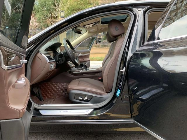 BMW 7 Series 2021 730Li Ensemble de luxe intérieur photo 16