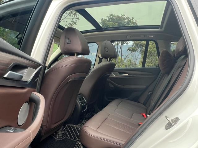 BMW X3 2022 xDrive30i Leading Type M Obsidian Night Suit interior photo 8