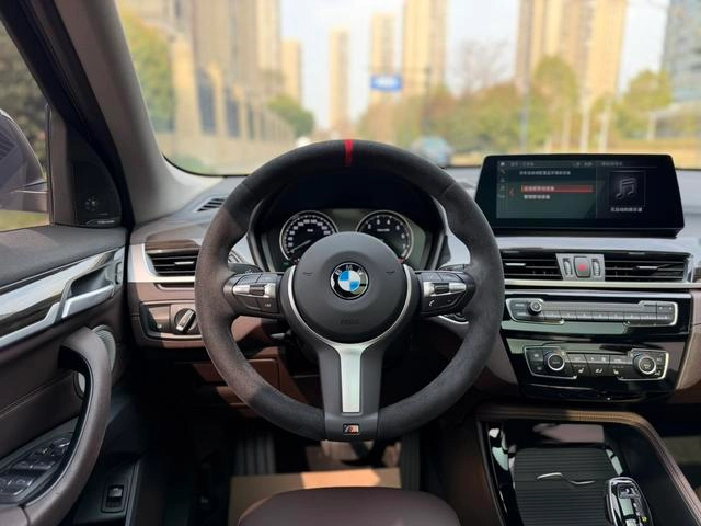 BMW X1 2021 Модификация xDrive25Li Премиум-класса интерьер фото 14