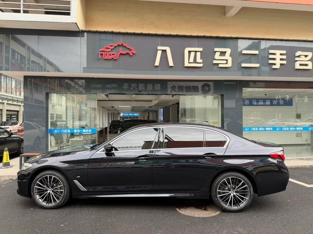 BMW 5 Series 2022 530Li Leading Type M Sports suit exterior photo 3