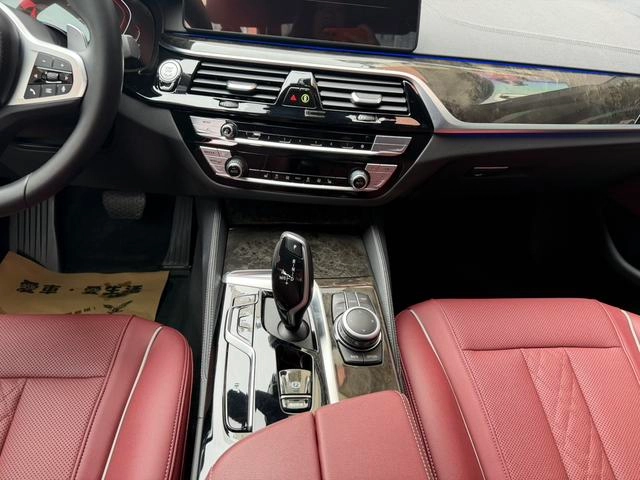 BMW 5 Series 2022 530Li Leading Type M Sports suit exterior photo 8
