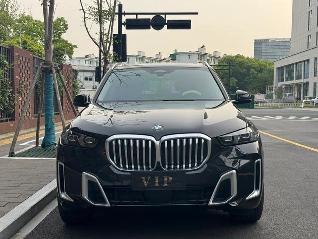 BMW X5 2023 xDrive30Li Premium Class M Sports Night Suit exterior photo 2