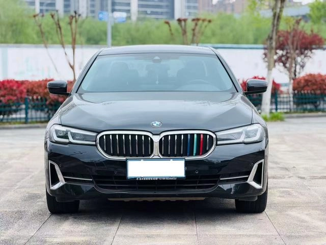 BMW 5 Series 2022 530Li Líder Traje de lujo exterior foto 2