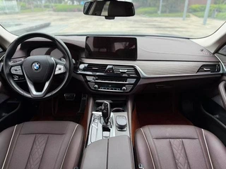 BMW 5 Series 2022 530Li Líder Traje de lujo exterior foto 3