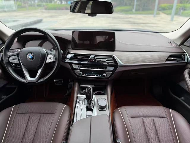 BMW 5 Series 2022 530Li Líder Traje de lujo exterior foto 3