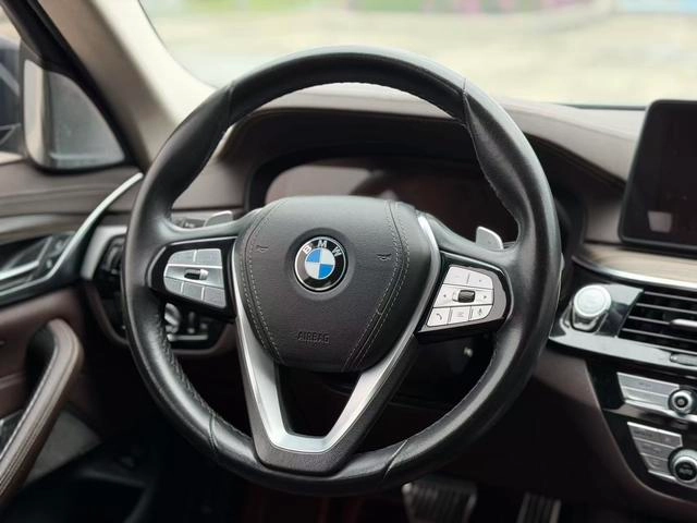 BMW 5 Series 2022 530Li Líder Traje de lujo exterior foto 4