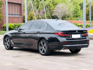 BMW 5 Series 2022 530Li Líder Traje de lujo interior foto 7
