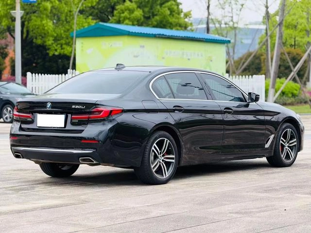 BMW 5 Series 2022 530Li Líder Traje de lujo interior foto 9