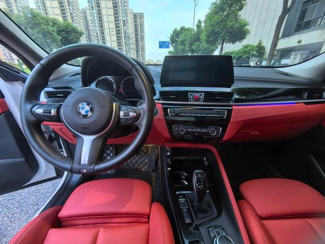 BMW X2 2022 sDrive25i M Off-road suit interior photo 10
