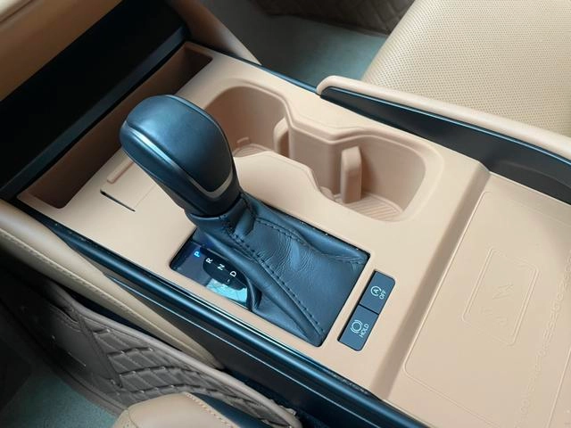 Lexus ES 2025 200 Premium Edition interior photo 19