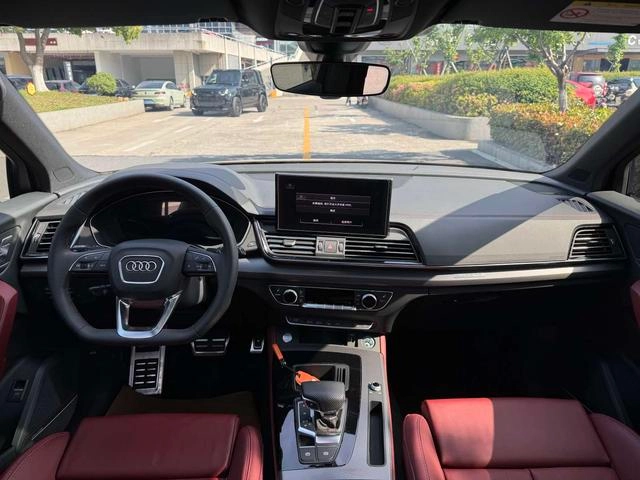 Audi Q5L 2024 45TFSI Deluxe dinámico interior foto 14