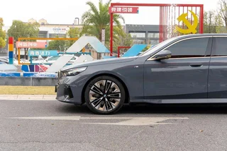 BMW 5 Series 2024 530Li Tipo de lujo M Conjunto deportivo exterior foto 5 BMW 5 Series 2024 530Li Tipo de lujo M Conjunto deportivo exterior foto 5