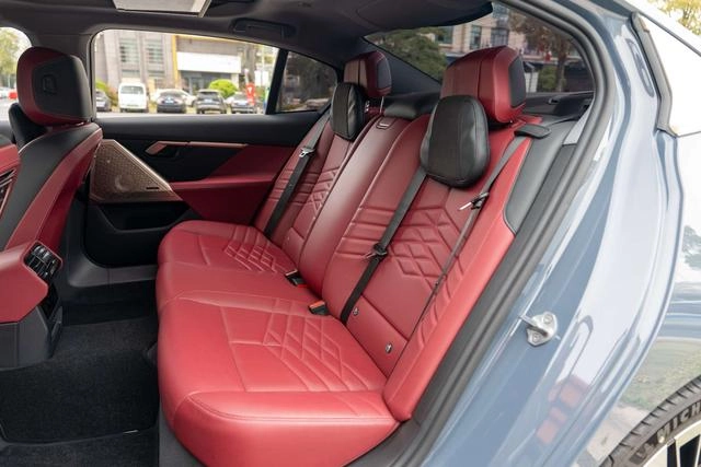 BMW 5 Series 2024 530Li Tipo de lujo M Conjunto deportivo interior foto 11 BMW 5 Series 2024 530Li Tipo de lujo M Conjunto deportivo interior foto 11